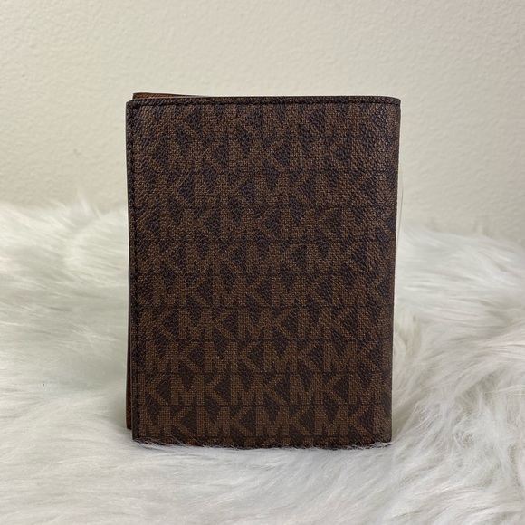 🔥SALE🔥MICHAEL KORS JET SET TRAVEL PASSPORT CASE - Picture 6 of 8